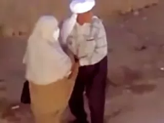 معشوقه که برده جوراب شلواری را پاره کرد شروع به ضربه فیلم سکسی سینه بزرگ زدن به الاغ او کرد