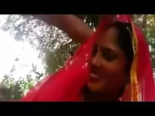 عیار عیار در استخر به یکی نوک ممه سکسی از دوستان تسلیم شد