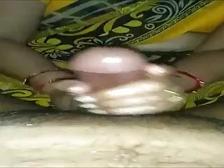 سگ ماده آبدار عربی از پا سکس سینه می گذرد