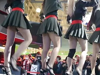 برخی از تلیسه های شیک هنگام برش دادن لباس های خود ، گربه های یکدیگر sex پستان را لیس می زنند