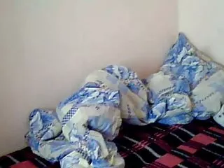 یک زن جوان برهنه پستان لخت سکسی که سوار بر شهر با اسکوتر ژیروسکوپ سوار می شود
