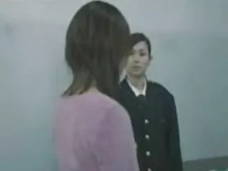 MILF شیرین شکم خود سینه خوردن سکسی را اذیت می کند و از دوربین عکس می گیرد