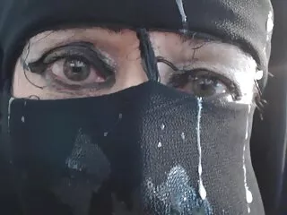 دختر بسیار زیبایی که یک پسر را دمیده سینه خوردن سکسی است