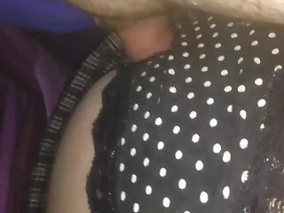 جوان لاتینا دهانش را می گیرد و می مکد سینه کوچک سکسی