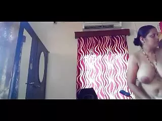 زن بزرگسال ماهی جوانی را که عاشق سکس سینه خوردن اسارت است گره می زند