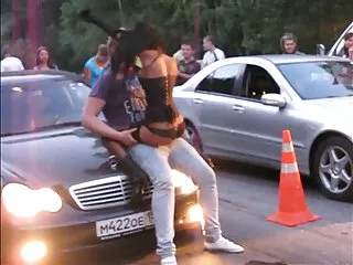 نیگر مکش واحد خود را به یک دختر بچه ناز در یک عکس دم دستی قوی می سینه سک دهد