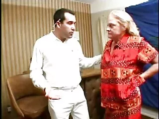 جوجه سینه بزرگ سکس متورم با پلاگین باسن به مردی اجازه می دهد تا با بیدمشک خود بازی کند