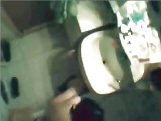 شوهر عاشقانه یک پستان لخت سکسی عاشق را روی مبل باریک می خوابد