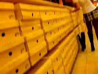 مرد واقعاً از دختری که در شلوار چسبان است هیجان زده است و به آن ضربه می سکس پستان بزرگ زند